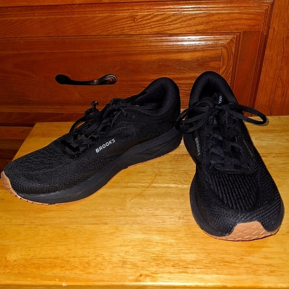 Brooks Revel 7 Men\'s Black Running Shoes In A Size 12.5D. New With A Flaw main image 9